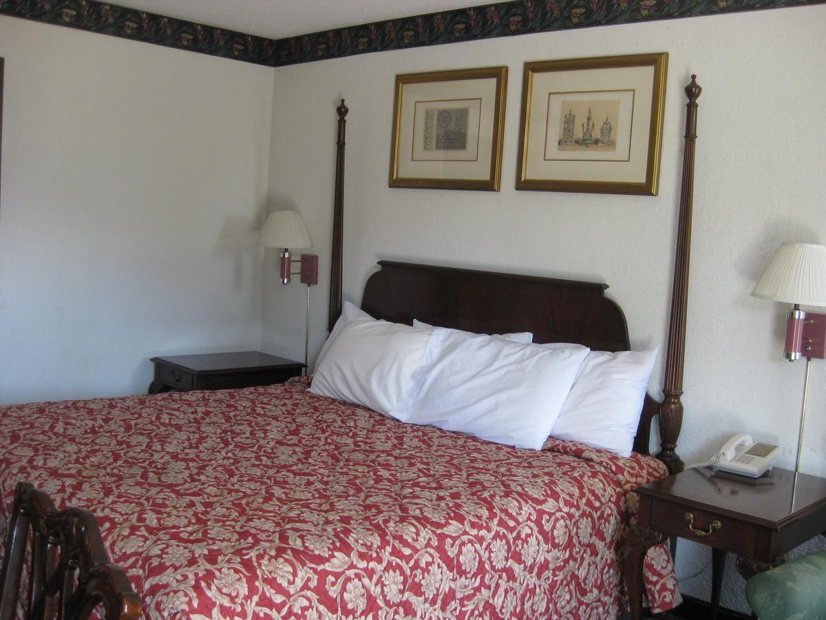 Regency Inn Of 内珀维尔 外观 照片