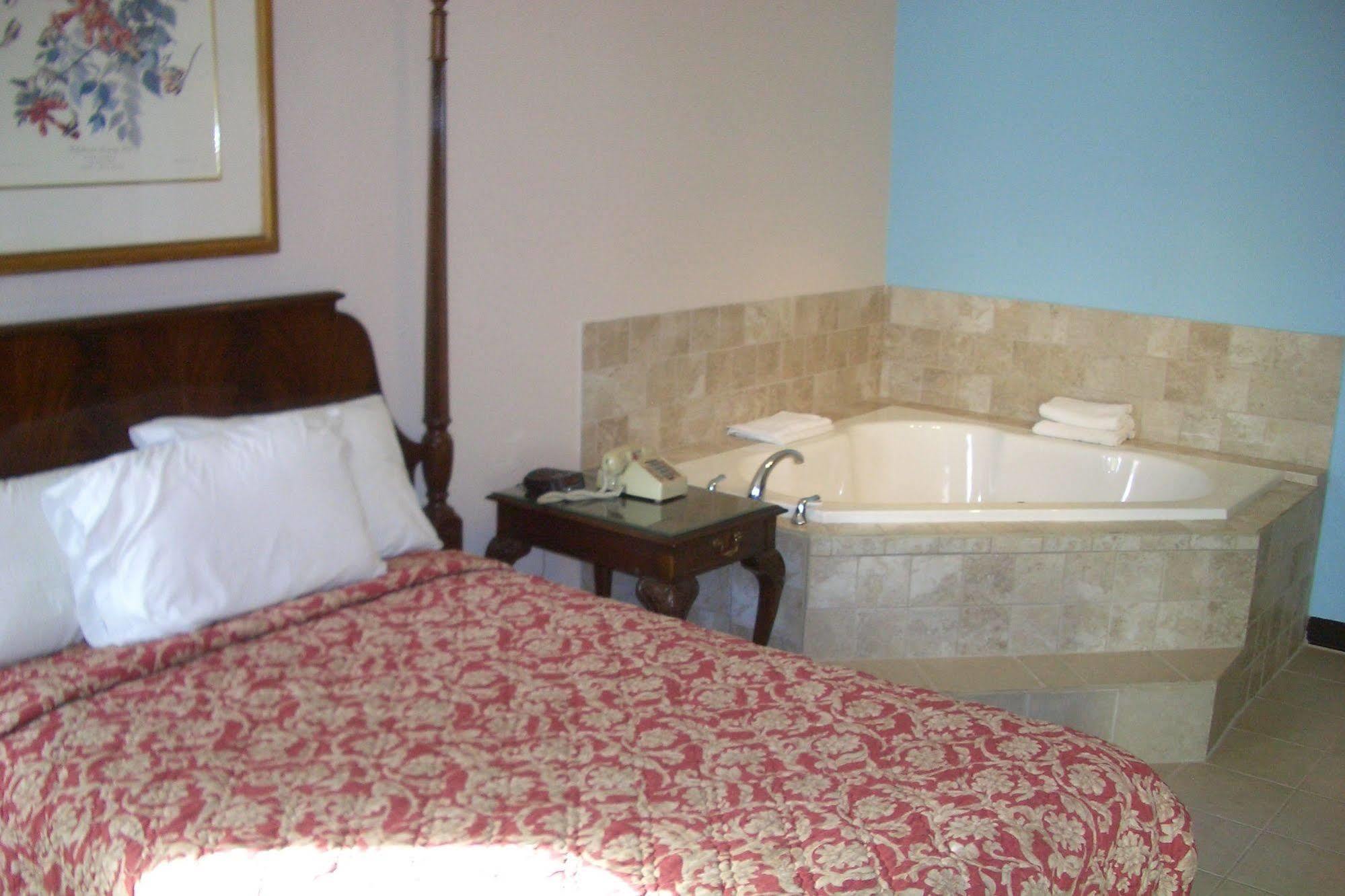 Regency Inn Of 内珀维尔 外观 照片