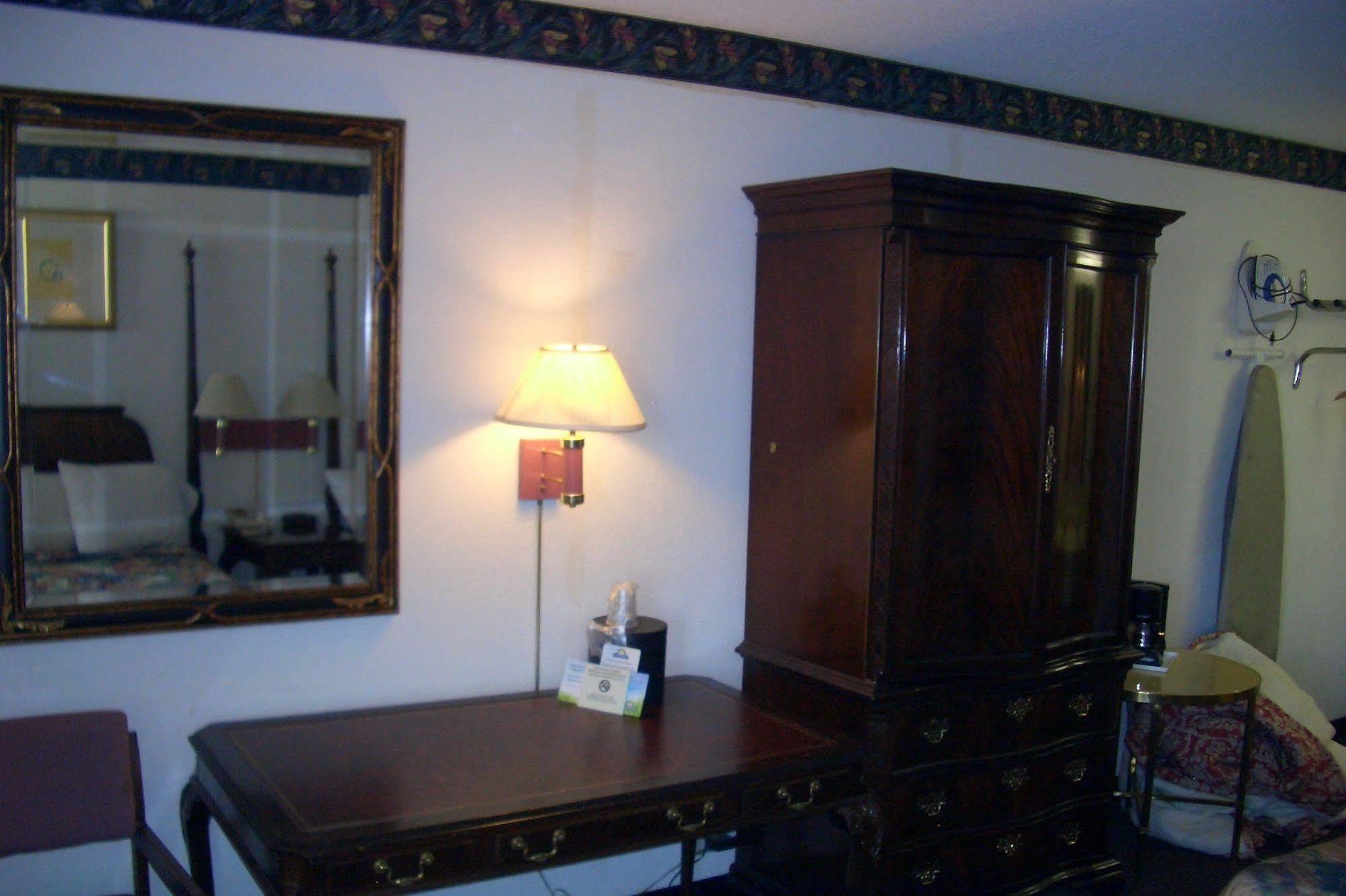 Regency Inn Of 内珀维尔 外观 照片